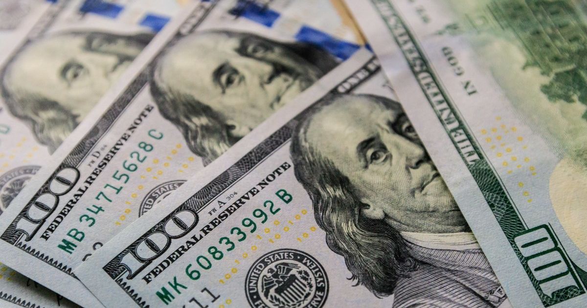 Час вкладати гроші в іншу валюту: американський мільярдер прогнозує знецінення долара